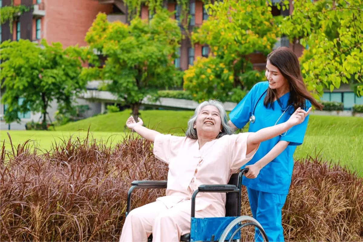 Caregiver vs Nurse: What Is the Difference for Elderly Care? — Siza Health Care blog